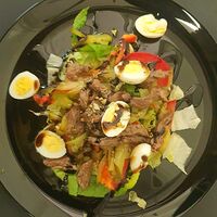 Салат с телятиной и перепелиными яйцами