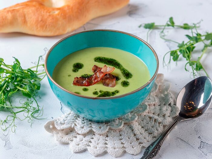 Крем-суп из молодого зеленого горошка с беконом и мятным маслом