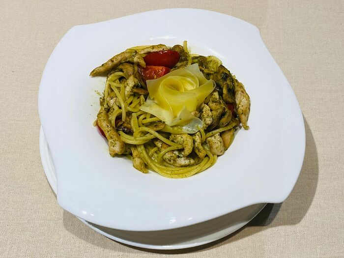 Спагетти с куриной грудкой, грибами и соусом Песто