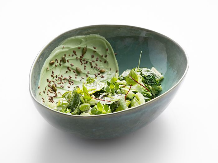 Зелёный салат с кремом из авокадо