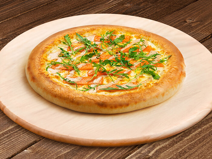 Пицца с лососем и ореховым соусом 22 см на классическом тесте