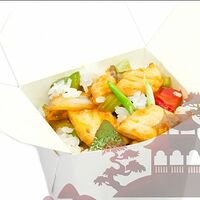 Вок лосось с рисом и овощами по-пекински