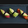 Фото к позиции меню Суши с лососем и авокадо