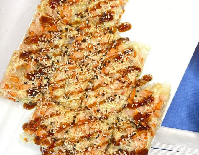 Японская пицца с лососем