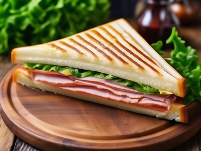 Клаб-сэндвич с ветчиной и сыром