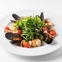 Теплый салат с морепродуктами с винный соусом