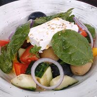 Греческий салат со шпинатом