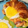 Фото к позиции меню Бранч с круассаном, лососем, свежим огурцом, микс-салатом, яйцом и творожным сыром