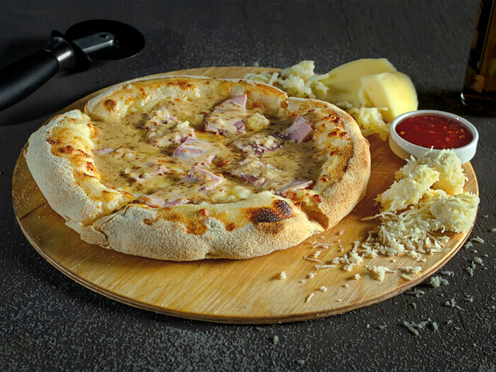 Мини пицца с говядиной в ореховом соусе и с сыром скаморцы