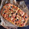 Фото к позиции меню Пицца Пеперони с маслинами и томатами черри