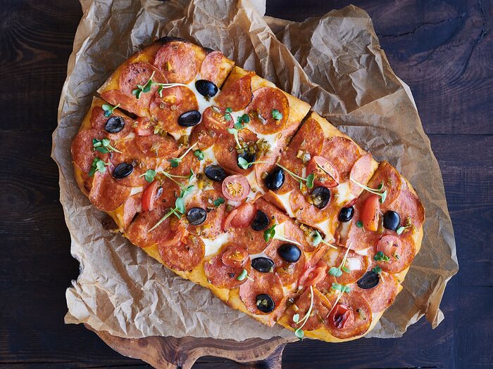 Пицца Пеперони с маслинами и томатами черри