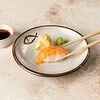 Фото к позиции меню Суши с лососем и соусом из лемонграсса