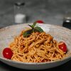 Фото к позиции меню Спагетти с томатным соусом и сыром пармезан