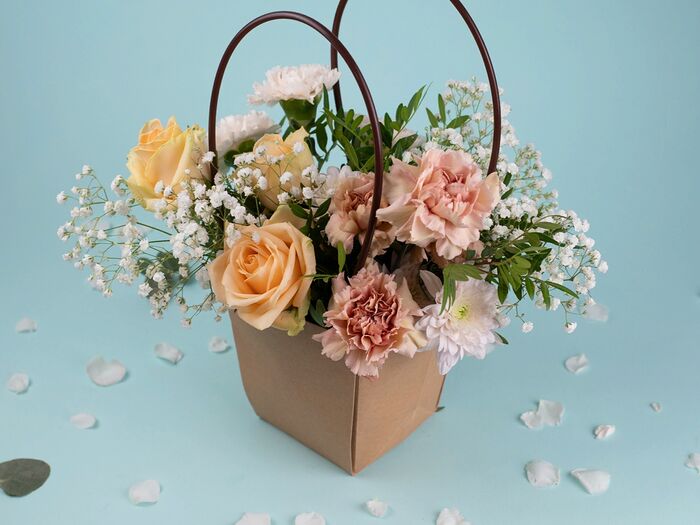 Букет цветов из роз и диантусов Сладкая пудра в крафтовой сумочке