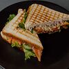 Фото к позиции меню Сэндвич со слабосолёным лососем
