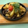 Фото к позиции меню Скворчащая сковородка с телятиной, грибами и картофелем