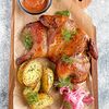 Фото к позиции меню Копченый цыпленок с мини-картофелем и соусом сальса