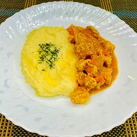 Филе куриное в томатно-сметанном соусе с картофельным пюре