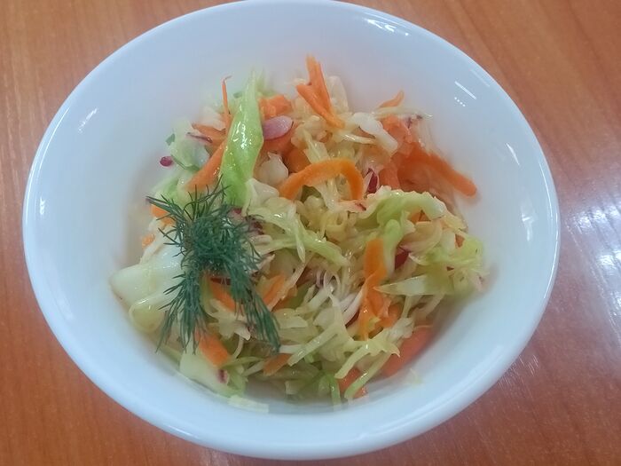 Салат с редисом, капустой и морковью