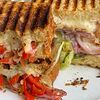 Фото к позиции меню Сэндвич с сыром, овощами и песто