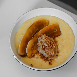 Каша кукурузная с арахисовой пастой и бананом в карамели