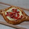 Фото к позиции меню Хачапури по-аджарски Три сыра с помидорами