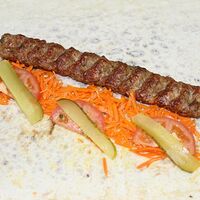 Люля-кебаб в лаваше из говядины и курицы с маринованными овощами