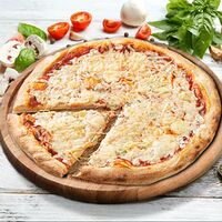 Пицца Четыре сыра с томатным соусом