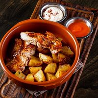 Цыпленок маринованный в испанских специях с картофелем бравас