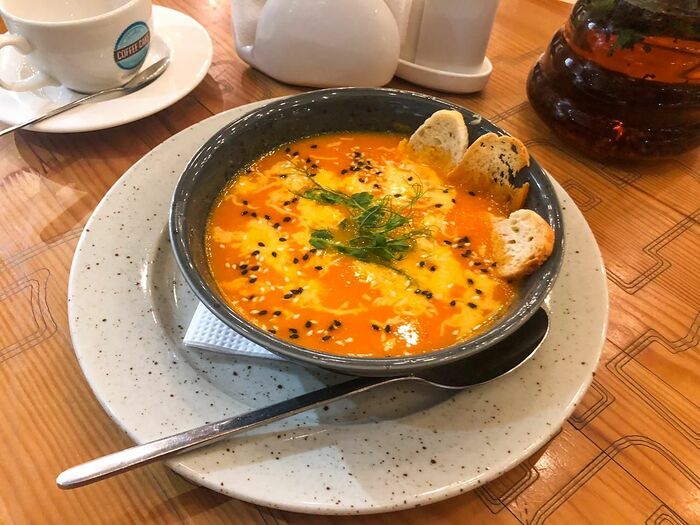 Томатный крем-суп с сыром и крутонами