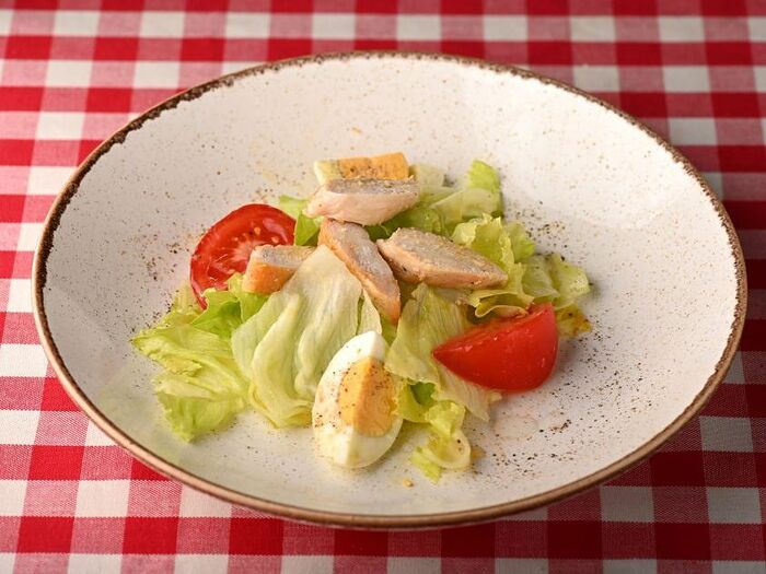 Салат из овощей и куриной грудки