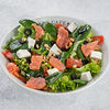 Фото к позиции меню Салат из свежих овощей и зелени с лососем