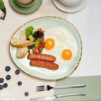 Завтрак с яичницей, колбасками и тостом