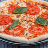 Фото к позиции меню Пицца с помидорами и базиликом Леонардо
