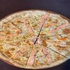 Фото к позиции меню Пицца с креветками, лососем и шпинатом