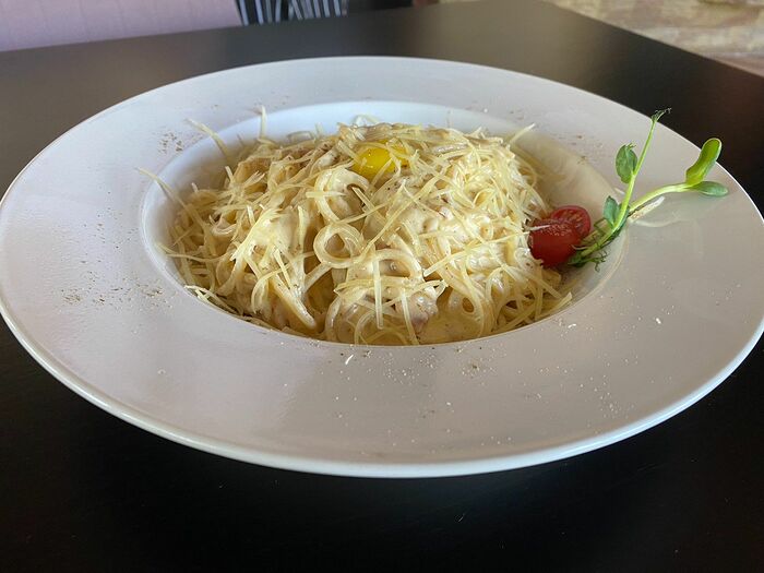 Спагетти с сыровяленой соленой свининой и твердым сыром