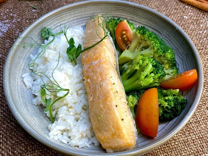 Стейк из лосося с брокколи и рисом