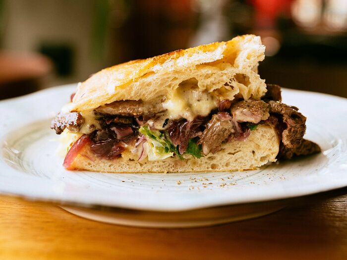 Стейк-сэндвич с карамельным луком
