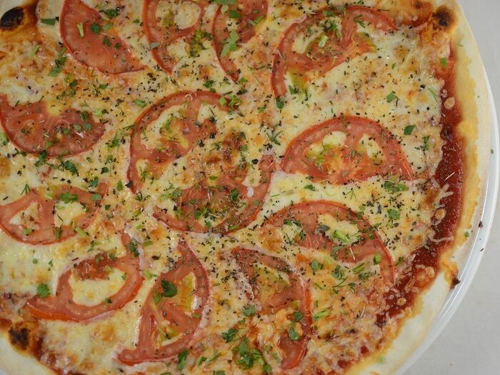 Пицца Маргарита на толстом тесте