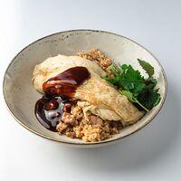 Жареный рис с курицей и омлетом
