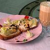 Фото к позиции меню Комбо завтрак тосты и тропический латте