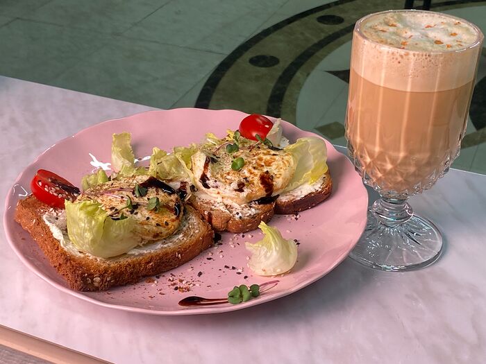Комбо завтрак тосты и тропический латте