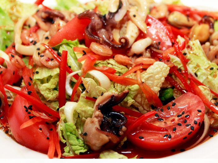 Салат с морепродуктами и овощами в сладком соусе чили