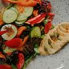 Фото к позиции меню Салат с хумусом и свежими овощами