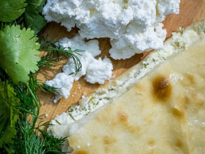 Осетинский пирог Творог-сыр-зелень