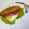 Фото к позиции меню Сэндвич с яйцом и беконом