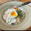 Фото к позиции меню Салат из свежих овощей в сметанном соусе с яйцом
