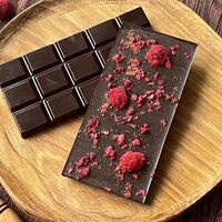 Темный шоколад с сублимированной малиной и клубникой