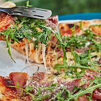 Римская пицца с пармской ветчиной и рукколой