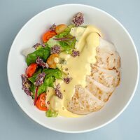 Салат с куриным бедром и лавандовым соусом